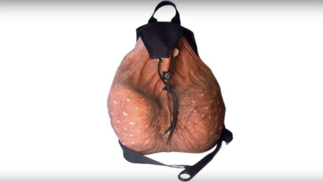¿Te animarías a llevar una mochila con forma de escroto en tu espalda?