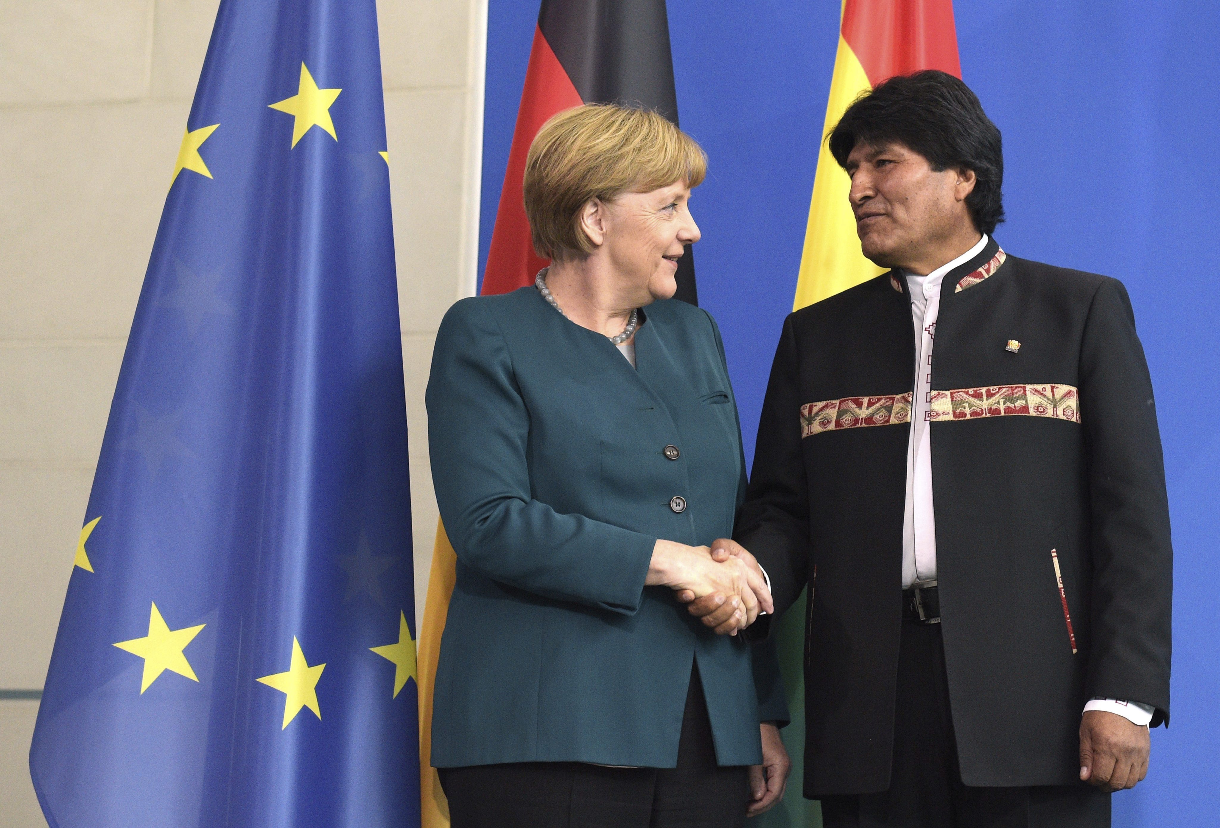Evo Morales inició su gira por Europa con una reunión con la canciller alemana Angela Merkel. 