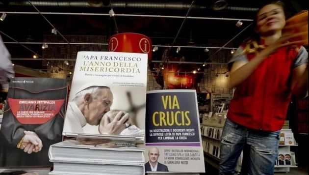 Libros ‘Vía Crucis’ y ‘Avarizia’ se venden a partir de hoy. (Clarín/ANSA)