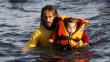 Grecia: Argentino fue fotografiado cuando salvaba a un niño en el mar Egeo [Fotos]
