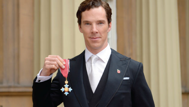 Benedict Cumberbatch fue condecorado por la reina ISabel II  (AFP)