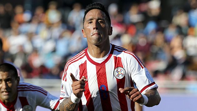Perú vs. Paraguay: Lucas Barrios enciende las alarmas por lesión. (Getty Images)