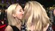 Jennifer Lawrence y Natalie Dormer se besaron durante estreno de 'Los Juegos del Hambre' en Londres [Video]