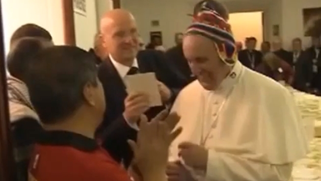 Papa Francisco se encontraba almorzando con personas necesitas cuando recibió el regalo. (Captura de Vine)