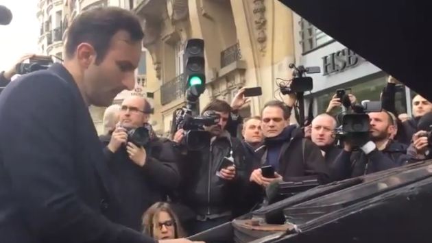 Músico sacó su piano a la calle y tocó 'Imagine' frente a teatro Bataclán en París. (YouTube)