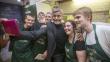 George Clooney visitó un café que da empleo a indigentes en Escocia [Fotos]