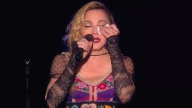 Madonna llora pleno concierto en pleno concierto por las víctimas de atentados en Francia. (Captura YouTube)