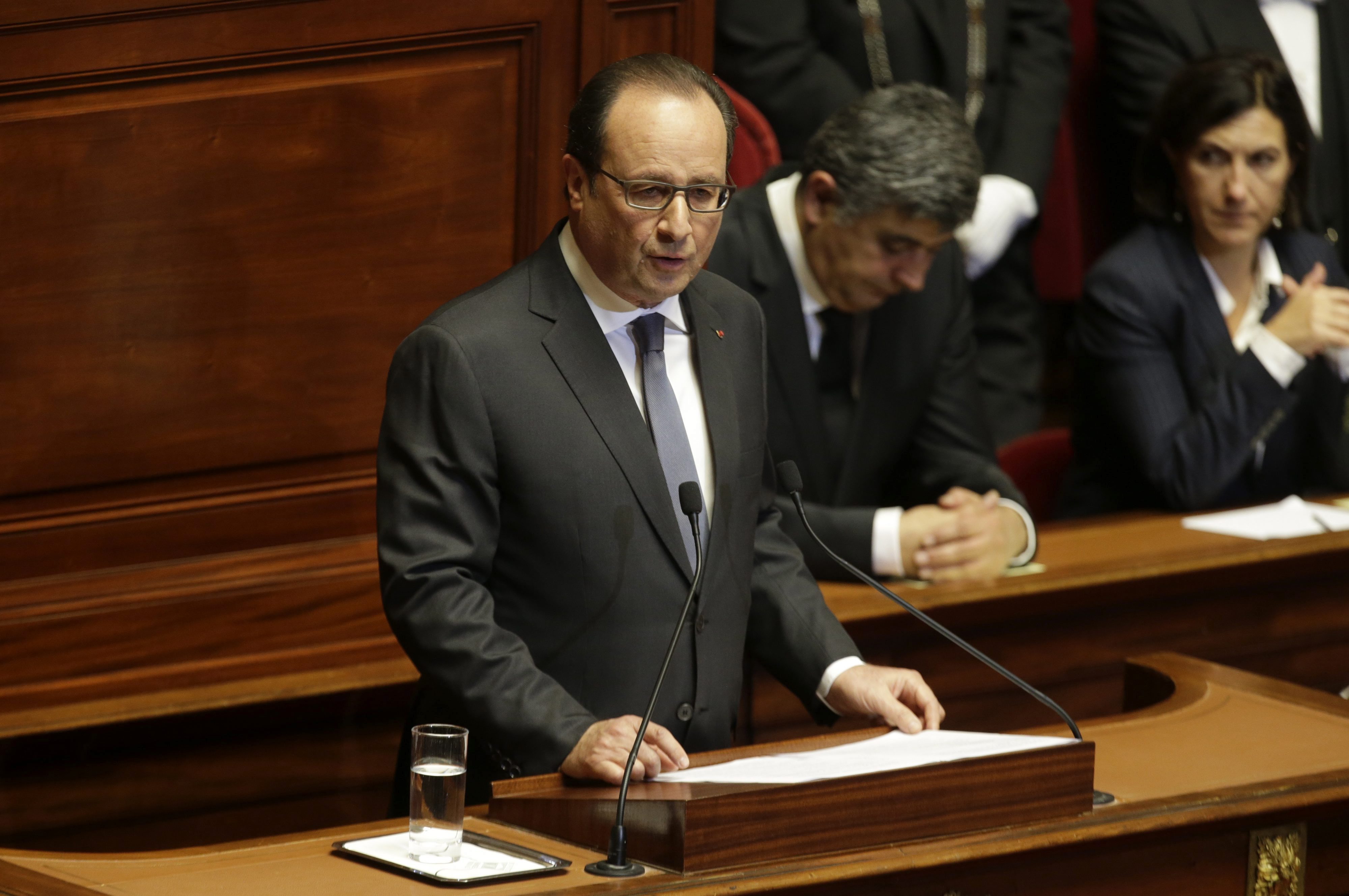 François Hollande dio discurso ante el Parlamento francés y anunció medidas para combatir el terrorismo.