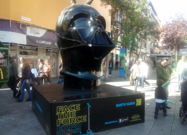 Robaron el casco gigante de Darth Vader en Madrid. (ecartelera.com)
