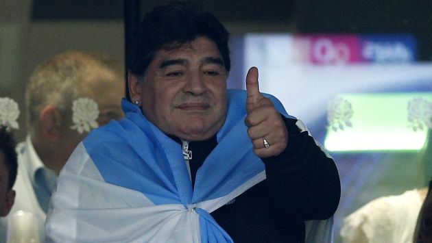 Diego Maradona ya camina y hace su vida con normalidad. (AP)