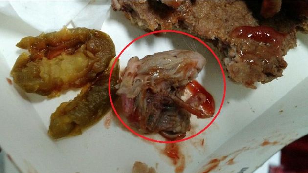 Cliente halló presunta cabeza de rata al interior de su hamburguesa en México. (@sectorial16)