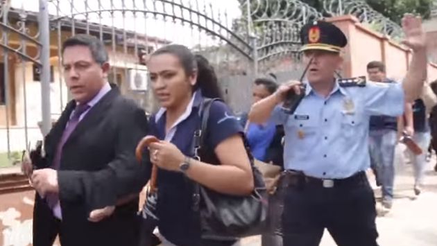 Paraguay: Despidieron a encargado de asuntos indígenas por "patear" a una mujer guaraní. (YouTube)