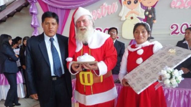 ‘Papá Noel’ y Mamá Noela’ se casaron en matrimonio masivo en Junín. (Difusión)