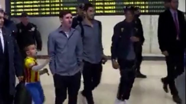 Messi reaccionó asi ante un niño en el aeropuerto (Captura)