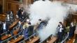 La oposición lanzó gases lacrimógenos dentro del Parlamento de Kosovo [Fotos y video]