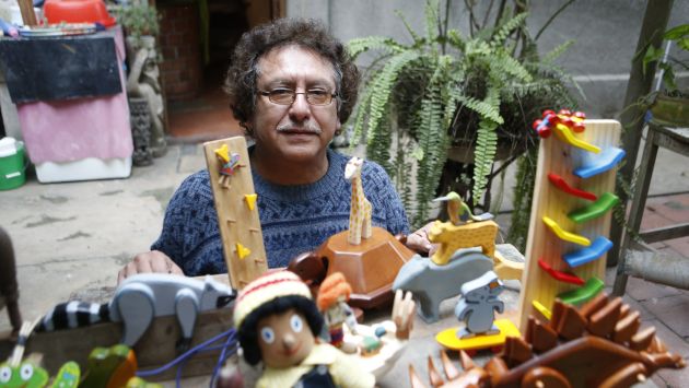 Rafael Ricarde, 20 años alegrando vidas con juguetes de madera. (Roberto Cáceres)