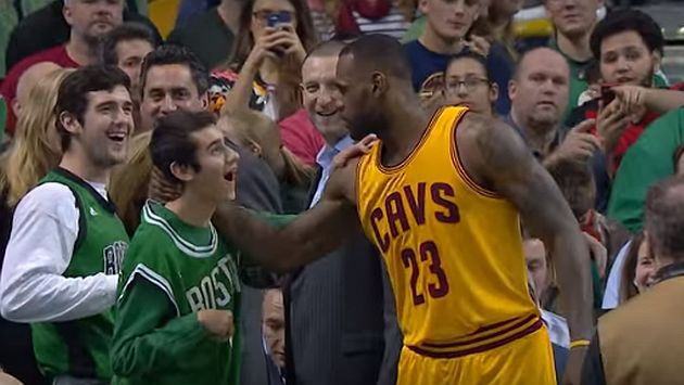 NBA: LeBron James saludó a un joven con daño cerebral y conmovió a sus fanáticos. (YouTube)