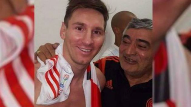 Lionel Messi posa con la camiseta del River Plate (USI)