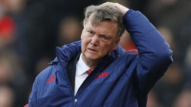 Louis van Gaal evalúa renunciar a la dirección técnica del Manchester United. (Reuters)