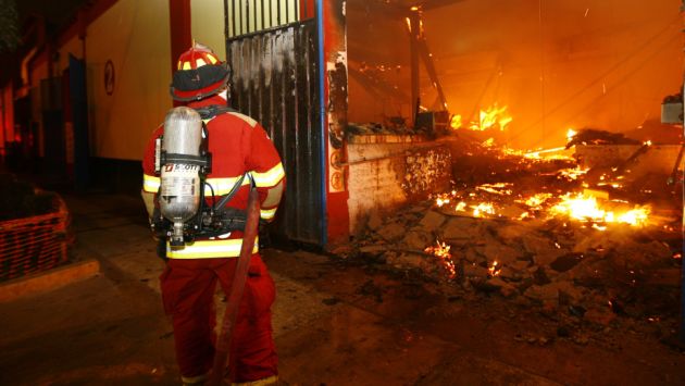 Bomberos atendió 63 incendios y 15 accidentes vehiculares en la noche de año nuevo. (Trome)