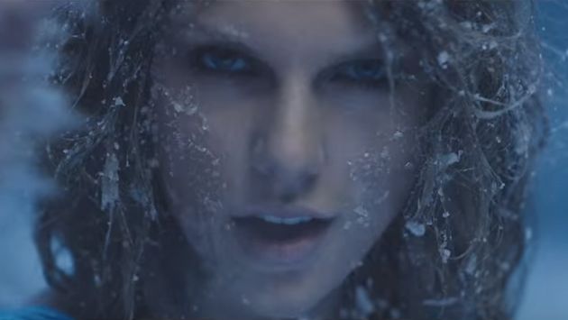 Taylor Swift estrenó su nuevo videoclip del tema 'Out of the woods'. (YouTube)