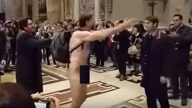 Vaticano: Sujeto desnudo protestó al interior de la Basílica de San Pedro. (YouTube)