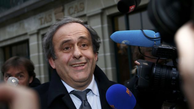Michel Platini no buscará suceder a Joseph Blatter en el cargo de la presidencia de la FIFA. (Reuters)