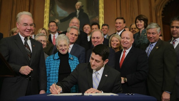 Paul Ryan firma la ley que busca suspender la reforma de salud impulsada por Barack Obama. (EFE)