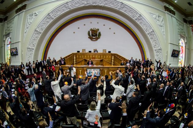 Parlamento venezolano suspendió sesión tras falta de quorum (Reuters). 