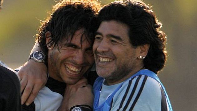 Diego Maradona expresó su deseo de jugar con Carlos Tévez en Boca Juniors. (Agencias)