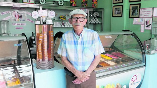 Tuvieron que pasar 72 años para que Carlos Casassa cumpliera su sueño: tener una heladería. (Roberto Cáceres)