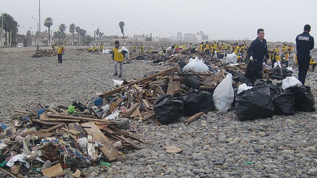 Municipalidad del Callao pide ayuda al gobierno para limpiar playa Carpayo. (Trome)