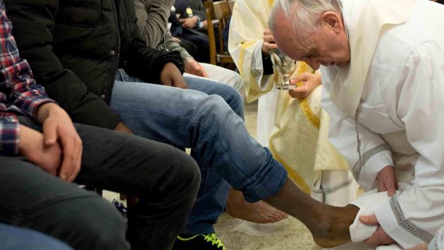 Papa Francisco modificó tradición para que mujeres participen en lavado pies de Jueves Santo. (EFE)