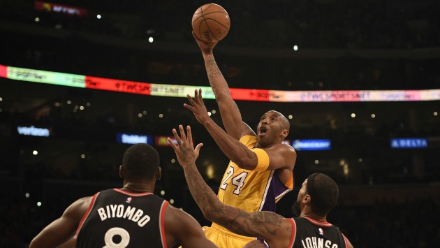 Homenaje a Kobe Bryant, quien anunció su retiro. (Reuters)