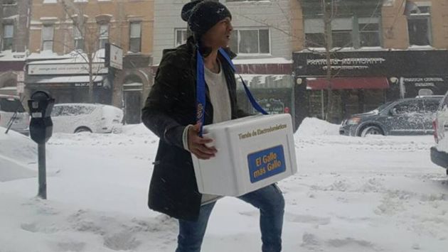Jonathan Maicelo intenta vender marcianos en plena nevada. (Facebook)