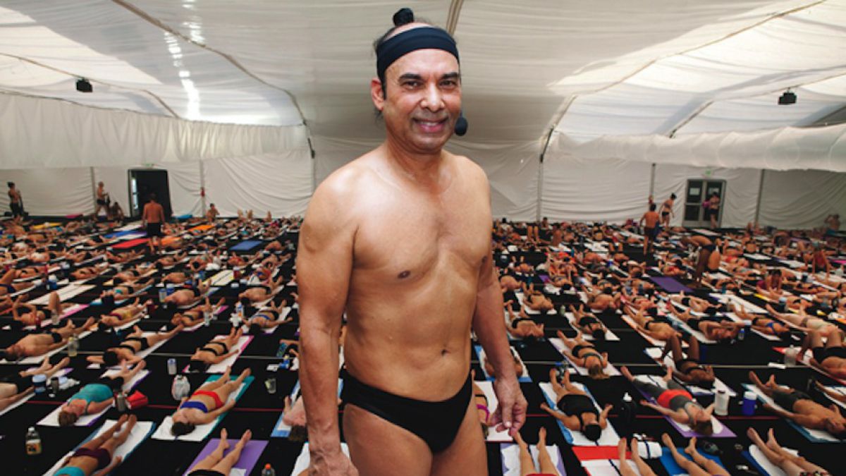 Fundador del 'bikram' yoga fue condenado por acoso sexual. (t13.cl)