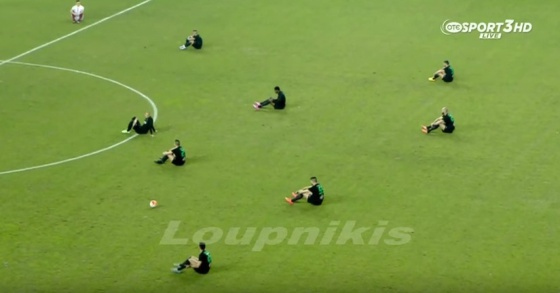 YouTube: Futbolistas griegos paralizan un partido en memoria de refugiados que mueren en el mar. (YouTube)