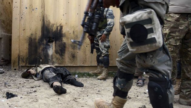 Afganistán: Al menos 20 policías muertos por atentado talibán contra un cuartel. (AFP)