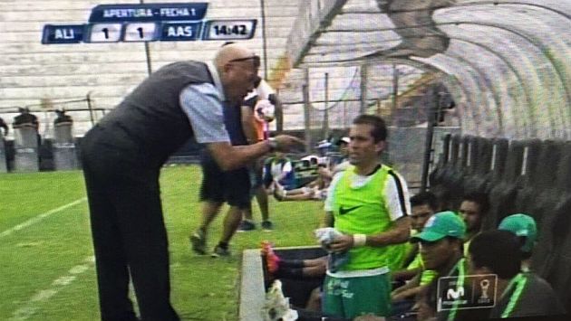 Josimar Atoche tiró la camiseta de Alianza Lima y Roberto Mosquera lo recriminó. (CMD)