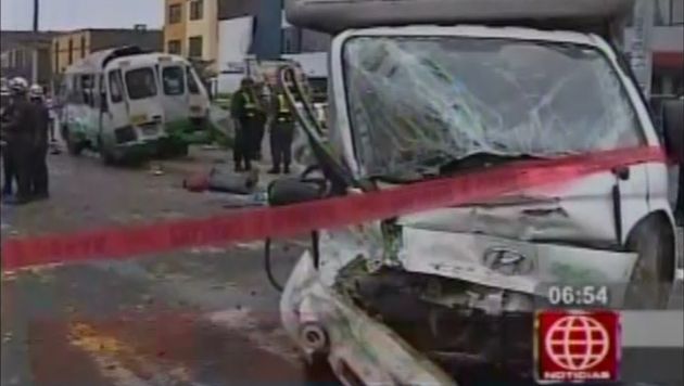 Así quedaron los vehículos tras el violento impacto. Captura América TV)