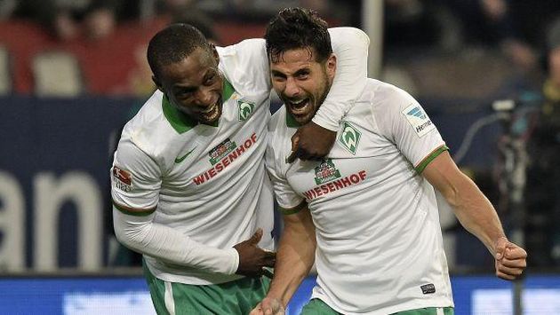 Claudio Pizarro arrancó como titular en el Werder Bremen. (AP)