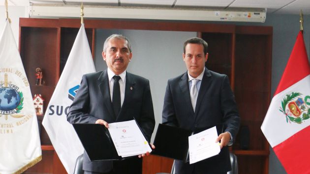 Luis Bisso Pun (Interpol) y por Juan Meléndez (Sucamec) firmaron acuerdo. (Sucamec)