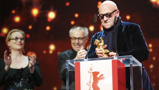 Director Gianfranco Rosi al recibir el máximo galardón del festival por ‘Fuocoammare’. (Reuters) 