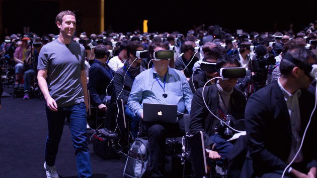 Esta foto de Mark Zuckerberg se volvió viral por parecer tomada de una película de ciencia ficción. (Facebook)