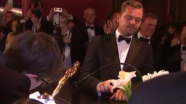 Mira la inquietante espera de Leonardo DiCaprio mientras graban su nombre en la estatuilla del Oscar. (Twitter/@Variety)