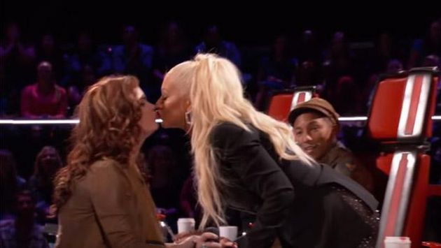 Christina Aguilera beso a una concursante de The Voice. (Captura)