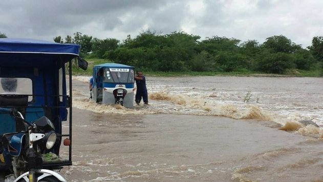 Los mototaxistas no miden el peligro y cruzan las quebradas inundadas. (Facebook Noticias Piura 3.0)