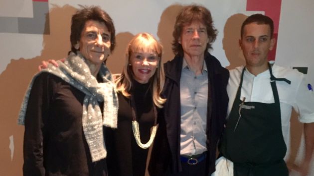 Mick Jagger y Ronnie Wood posaron con Astrid, la esposa de Gastón Acurio. (Facebook Gastón Acurio)