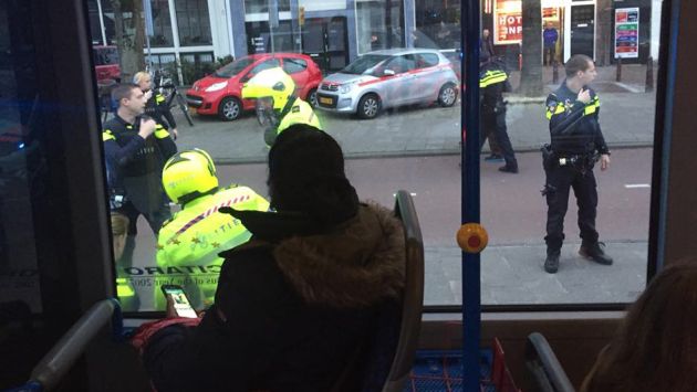 Holanda: Policía disparo al aire y detuvo a 3 sospechosos en el centro de Amsterdam. (Twitter/@CloudJedi)