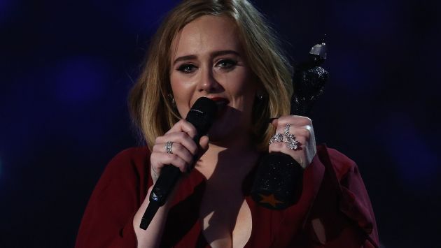 Adele realizó emotivo homenaje a las víctimas del ataque de Bruselas. (AFP)